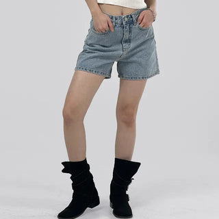 Cheeky light wash half pants