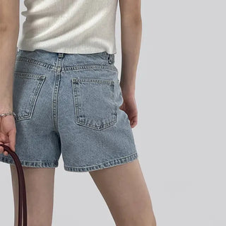 Cheeky light wash half pants