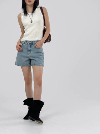 Cheeky light wash half pants