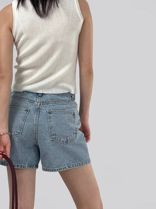 Cheeky light wash half pants