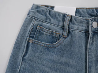 Suan Cutline Semi-Flare Wide Denim Jeans