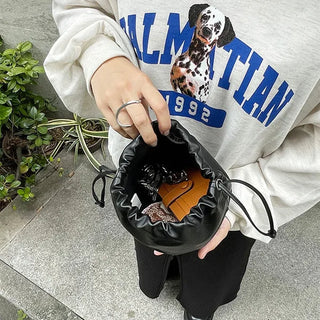 Simple retro bucket bag