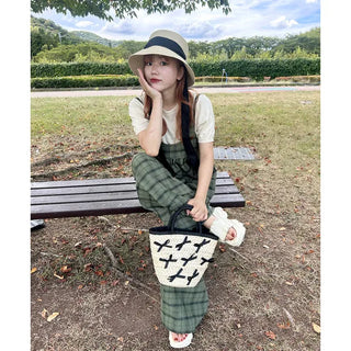 Simple U-neck knit