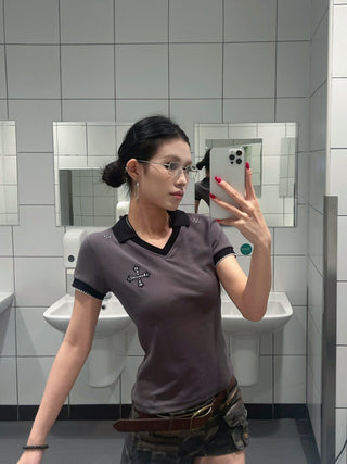 contrast v-neck