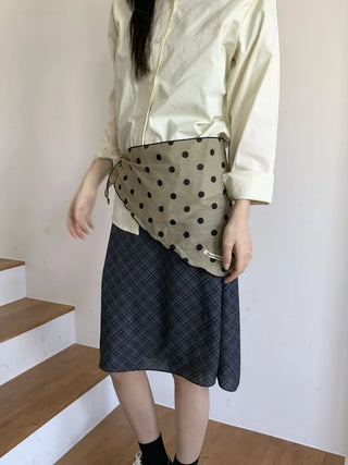 Motte Spot Dot Pattern Ruffle Triangle Scarf
