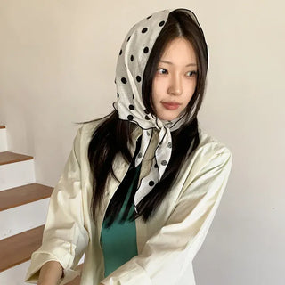 Motte Spot Dot Pattern Ruffle Triangle Scarf