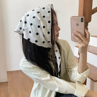 Motte Spot Dot Pattern Ruffle Triangle Scarf