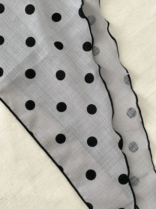 Motte Spot Dot Pattern Ruffle Triangle Scarf