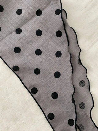 Motte Spot Dot Pattern Ruffle Triangle Scarf