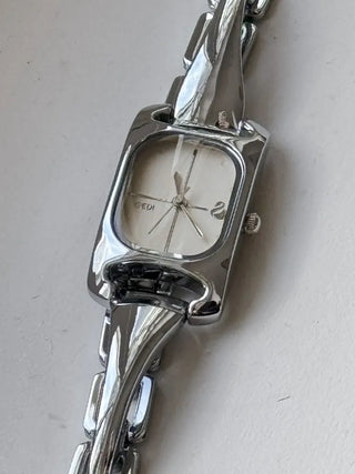 Modern Curve Metal Bangle Wristwatch