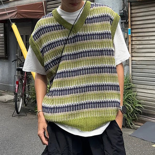 V-neck pattern knit vest