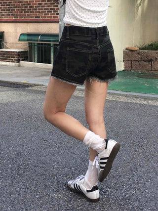 Unique Hip Low-Rise Camo Shorts