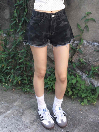 Unique Hip Low-Rise Camo Shorts