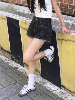 Unique Hip Low-Rise Camo Shorts