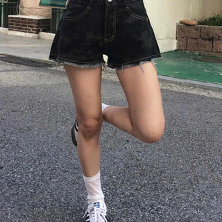 Unique Hip Low-Rise Camo Shorts