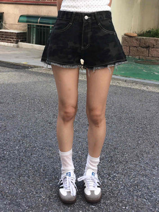 Unique Hip Low-Rise Camo Shorts