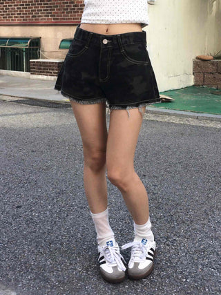 Unique Hip Low-Rise Camo Shorts