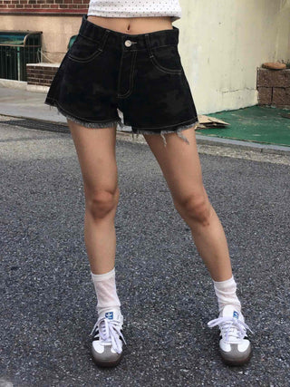 Unique Hip Low-Rise Camo Shorts