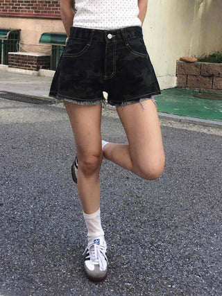Unique Hip Low-Rise Camo Shorts