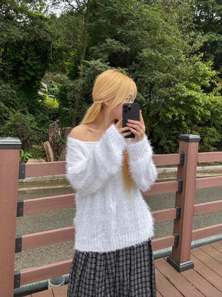 Basic Feather Off-Shoulder Knit