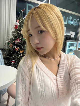 Half V-neck cable button cropped knit