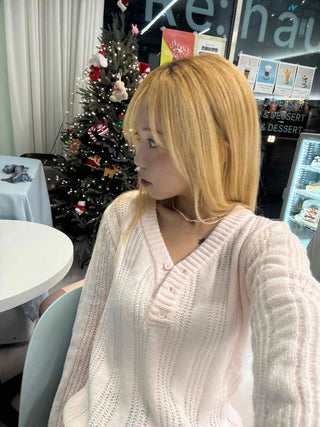 Half V-neck cable button cropped knit