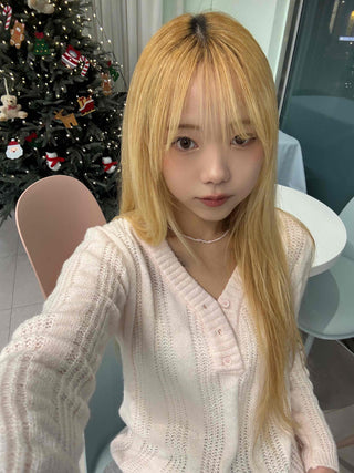 Half V-neck cable button cropped knit