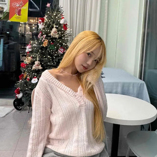 Half V-neck cable button cropped knit