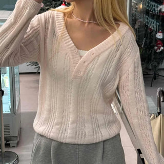 Half V-neck cable button cropped knit