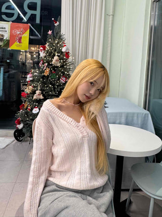 Half V-neck cable button cropped knit