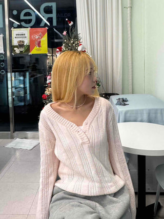 Half V-neck cable button cropped knit