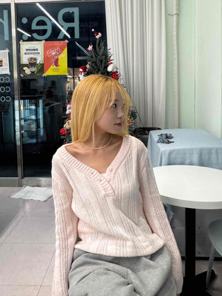 Half V-neck cable button cropped knit
