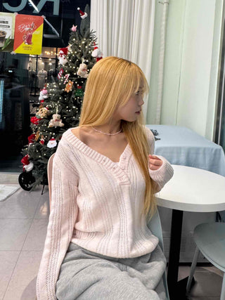 Half V-neck cable button cropped knit