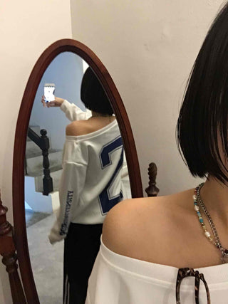 Classic Side Lettering Slide One-Shoulder Sweatshirt