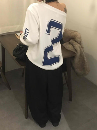 Classic Side Lettering Slide One-Shoulder Sweatshirt