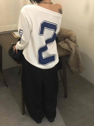 Classic Side Lettering Slide One-Shoulder Sweatshirt