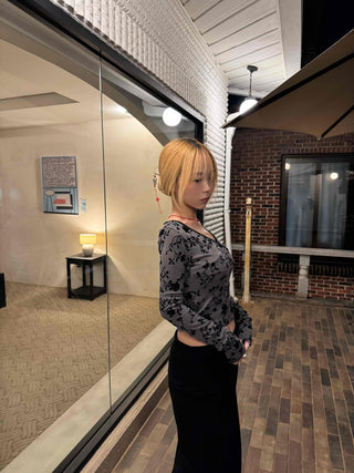 Modern Arabesque Pattern Diagonal Neck Slim Cropped Long Sleeve T-shirt