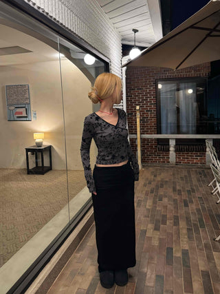 Modern Arabesque Pattern Diagonal Neck Slim Cropped Long Sleeve T-shirt