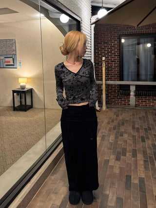 Modern Arabesque Pattern Diagonal Neck Slim Cropped Long Sleeve T-shirt