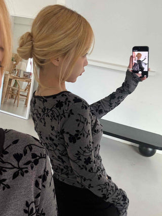 Modern Arabesque Pattern Diagonal Neck Slim Cropped Long Sleeve T-shirt