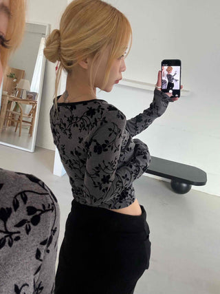 Modern Arabesque Pattern Diagonal Neck Slim Cropped Long Sleeve T-shirt