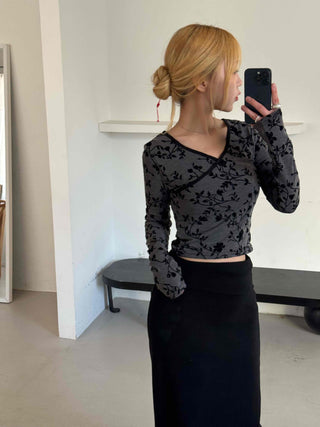 Modern Arabesque Pattern Diagonal Neck Slim Cropped Long Sleeve T-shirt