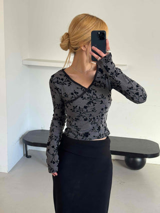 Modern Arabesque Pattern Diagonal Neck Slim Cropped Long Sleeve T-shirt