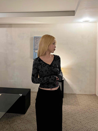 Modern Arabesque Pattern Diagonal Neck Slim Cropped Long Sleeve T-shirt