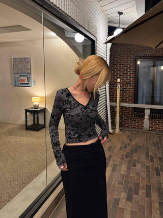 Modern Arabesque Pattern Diagonal Neck Slim Cropped Long Sleeve T-shirt