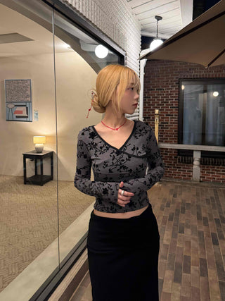 Modern Arabesque Pattern Diagonal Neck Slim Cropped Long Sleeve T-shirt