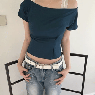 Liev Line Off-Shoulder T-Shirt