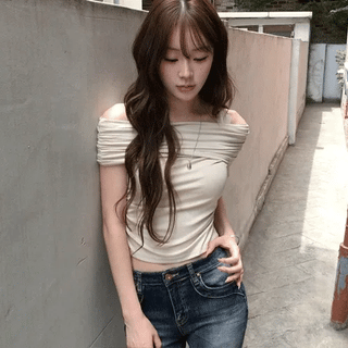 Reel Off-shoulder T-shirt