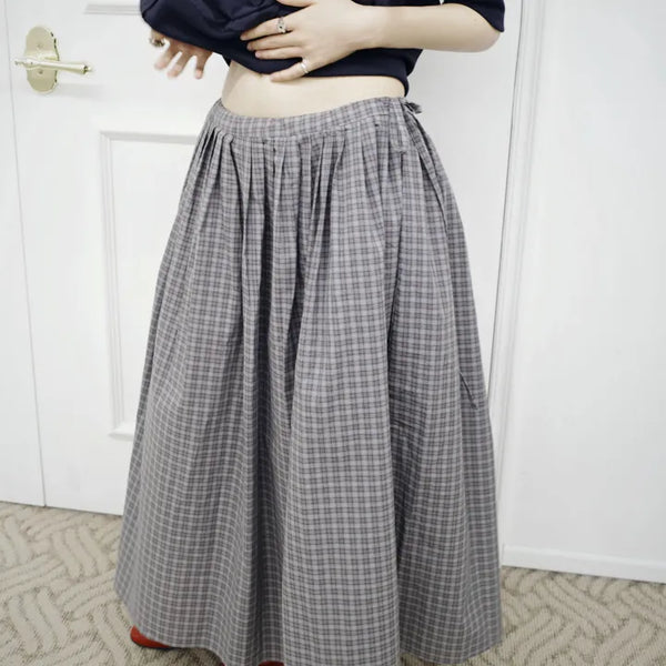 Low check long skirt