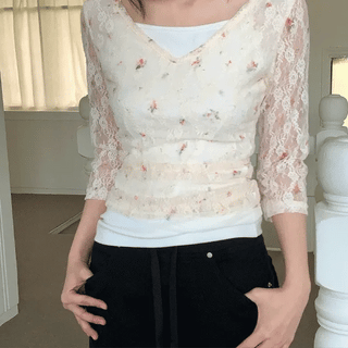 Materi V-neck Flower See-through 3/4 Sleeve T-shirt